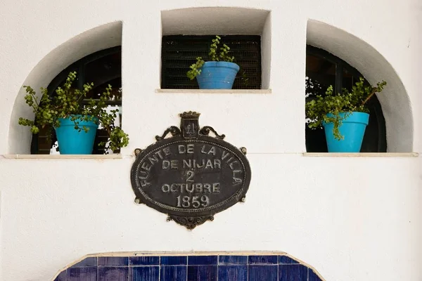 Nijar, Almerya, İspanya 'nın çeşmesinde çiçekli saksılar.