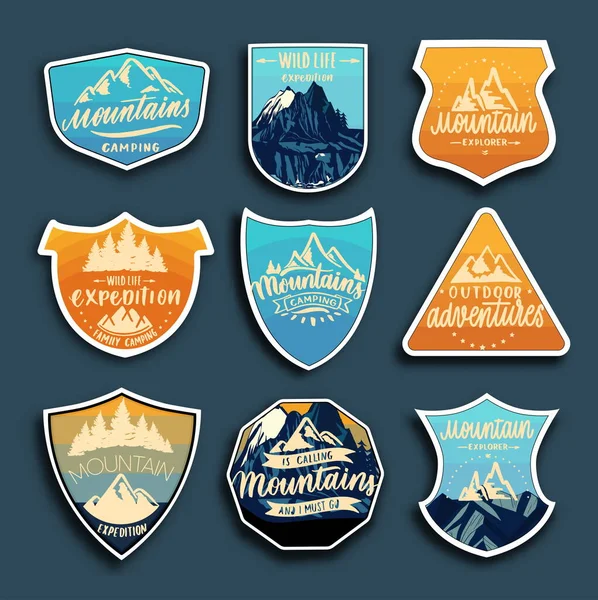 Conjunto de emblemas de viagem de montanha. Acampar emblemas de aventura ao ar livre, emblemas e patches de logotipo . — Vetor de Stock