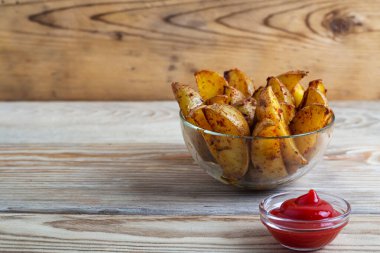 Tahta masada ketçaplı kızarmış patates ve fotokopi alanı.