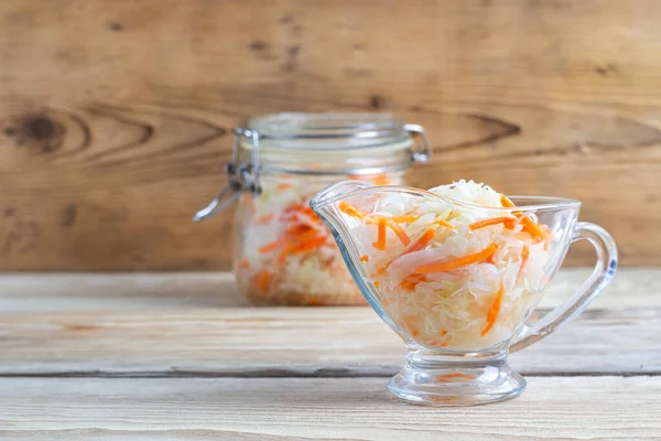 ahşap bir masada tabak kavanozunda lahana.