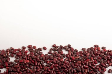 Beyaz arkaplana serpiştirilmiş kırmızı fasulye.