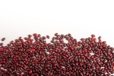 Beyaz arka plana saçılmış çiğ kırmızı mercimek.