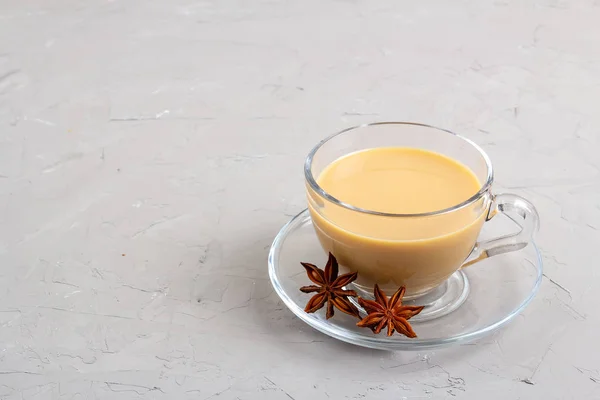 Masala-Tee in einer Glasschale mit Anis, Zimt und Ingwer auf grauem Hintergrund — Stockfoto