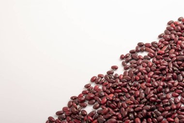 Beyaz arka plana saçılmış çiğ kırmızı mercimek.