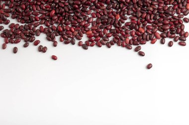 Beyaz arka plana saçılmış çiğ kırmızı mercimek.