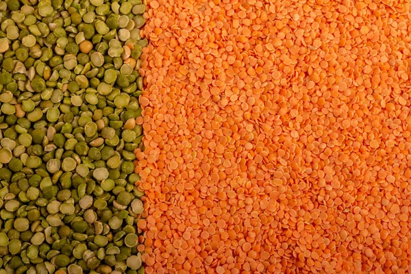 Texture of dry green peas and raw red lentils top view — Stock Photo, Image