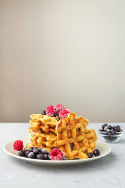 Kurutulmuş meyve ve meyveli havuçlu waffle.