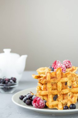 Kurutulmuş meyve ve meyveli havuçlu waffle.