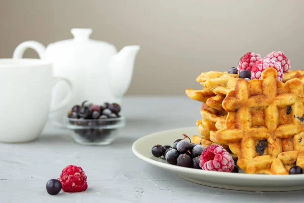 Kurutulmuş meyve ve meyveli havuçlu waffle.