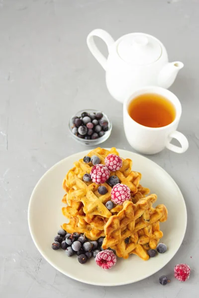 Morotsvåfflor med torkade frukter och bär — Stockfoto