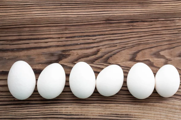 Tahtada altı beyaz yumurta var. — Stok fotoğraf