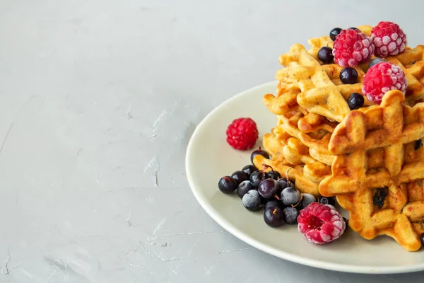 Kurutulmuş meyve ve meyveli havuçlu waffle.