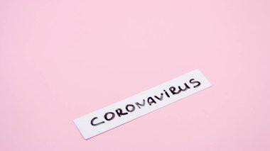 Pembe arka planda Coronavirus plakası