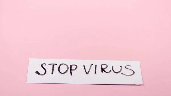 Nombre placa de parada de virus sobre un fondo rosa —  Fotos de Stock