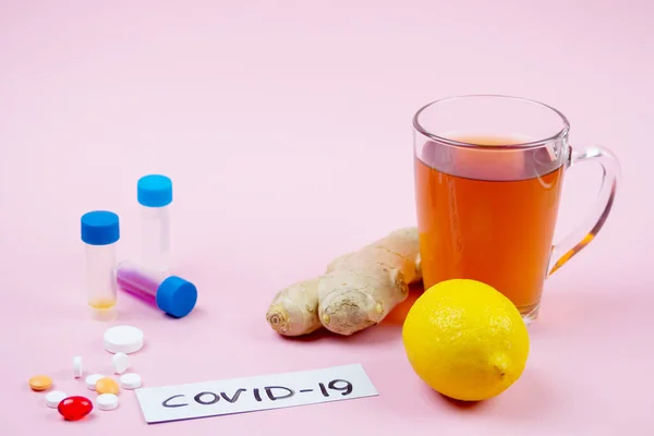 Pembe arka planda limonlu zencefil çayı.