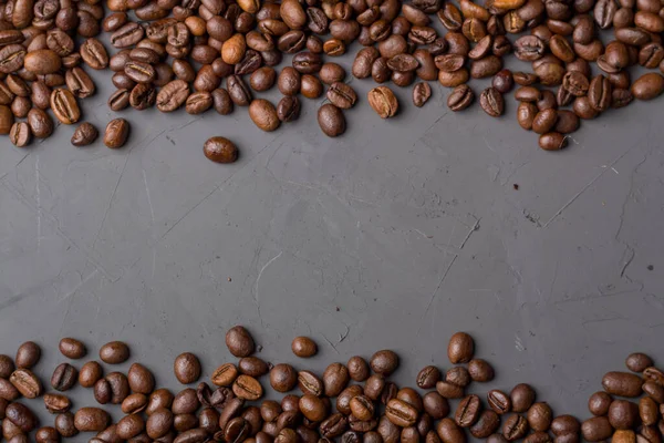 Textura de granos de café sobre un fondo gris — Foto de Stock