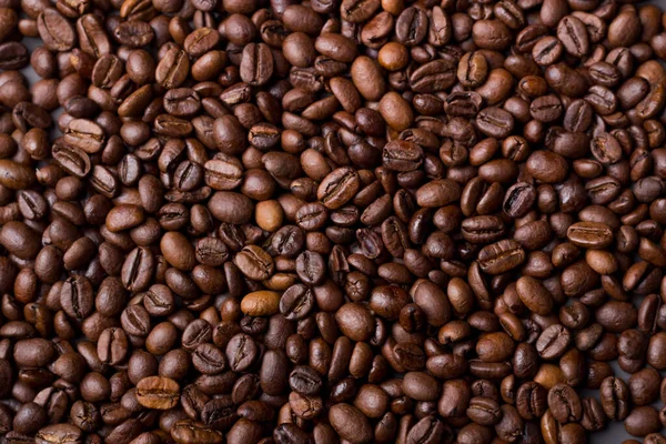 Textura de granos de café sobre un fondo gris — Foto de Stock