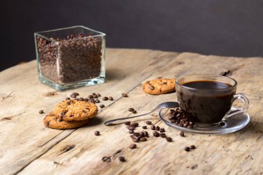 Masada bir fincan kahve.