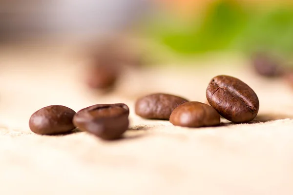 Un primer plano de granos de café en una mesa — Foto de Stock