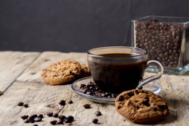 Masada bir fincan kahve.