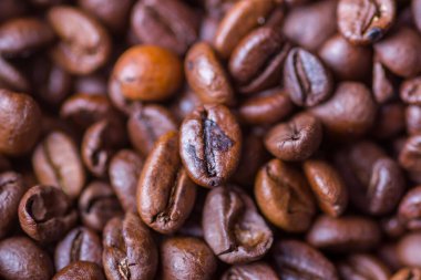 Kahve çekirdeklerinin dokusu yukarıdan yakından görünüyor.