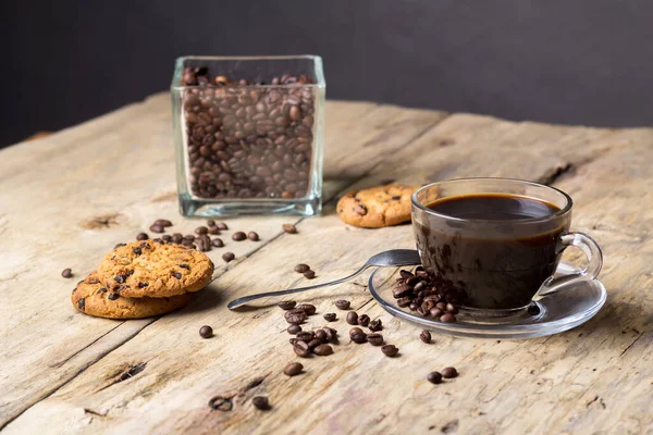 Tahta bir masanın üstünde bir fincan kahve.