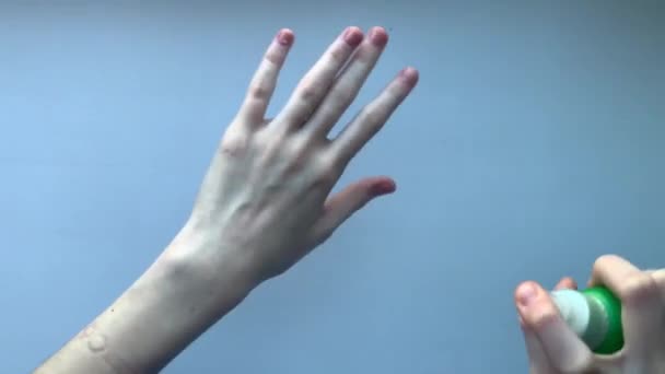 少女は緑色の瓶から消毒液で手をつまむ 手から微生物を除去する方法 高画質映像 — ストック動画