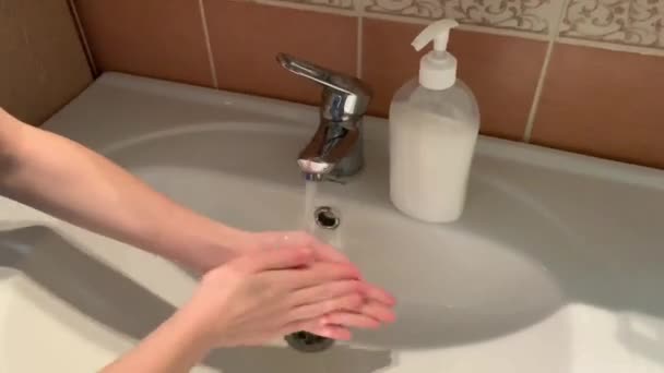 Young girl washes hands with soap — Stock Video