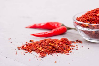 Harissa cam tabakta baharat ve iki acı biber Tunus ve Fas baharatı.