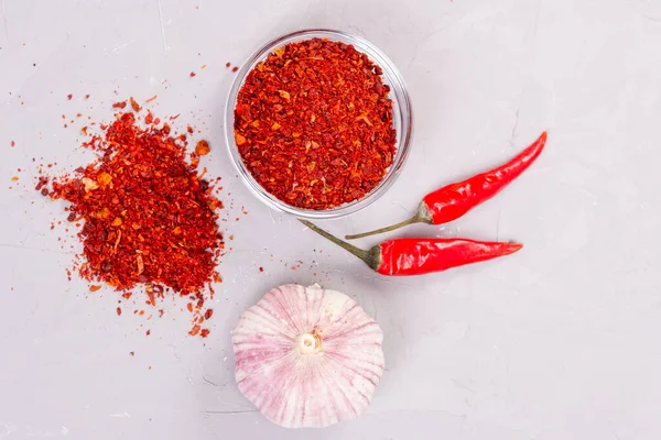 Harissa Würze Einem Glasteller Der Nähe Liegt Frischer Knoblauch Und — Stockfoto