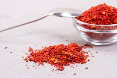 Harissa cam tabakta çeşnileniyor. Tunus ve Fas Baharatları