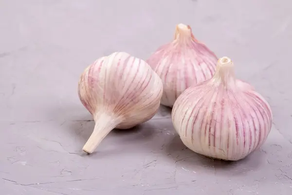 Three Heads Garlic Close Gray Background Fresh Garlic Good Health — Stock Photo, Image