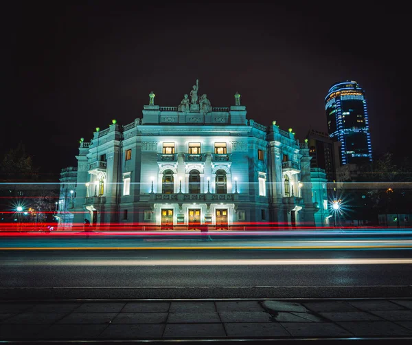 Gece Yekaterinburg Akademik Opera ve Bale Tiyatrosu 'nun önünden geçen arabaların hafif patikaları