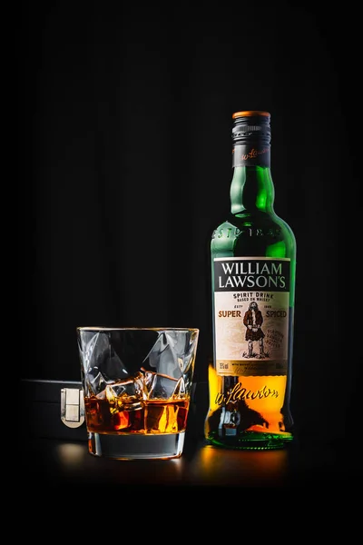 ウィリアム ローソンのウイスキーボトルとグラスのウイスキーをベースにした超スパイス スピリッド ドリンク ストックフォト