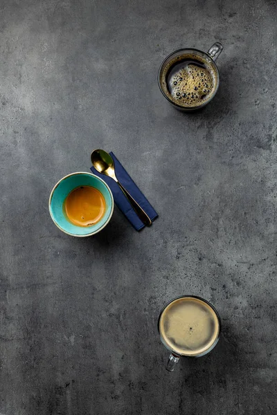 3 tazas de café sobre fondo gris con vista superior de espacio negativo Fotos De Stock