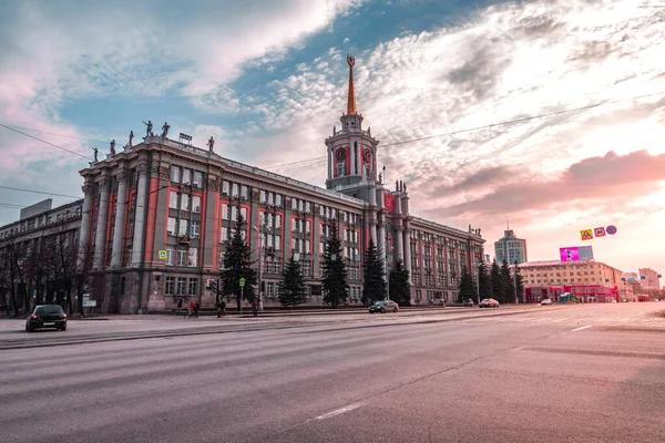 Екатеринбургская городская администрация и улица вечером — стоковое фото