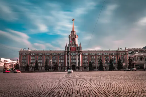 Площадь перед зданием Екатеринбургской городской администрации — стоковое фото