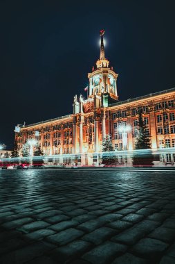 Gece Yekaterinburg Şehir İdaresi 'nin önündeki aydınlık patikalar