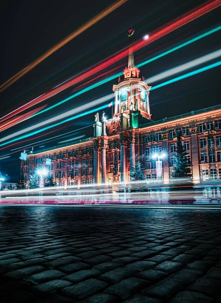 Легкие трассы перед администрацией Екатеринбурга ночью — стоковое фото