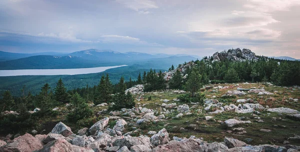 Vadideki Zyuratkul Ulusal Parkı 'ndan kozalaklı orman ve göl manzarası 