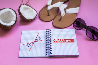 Tatil ve seyahat konsepti. Seyahat çantası. Yazlık ayakkabılı, güneş gözlüklü, pembe arka planda egzotik meyveli hindistan cevizli defter.. 