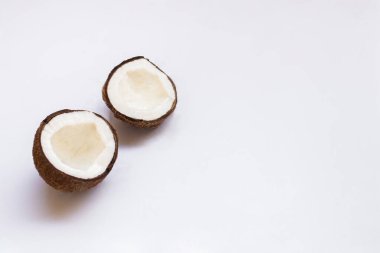 Beyaz arkaplanda hindistan cevizi parçaları, üst görünüm. 