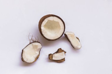 Beyaz arkaplanda hindistan cevizi parçaları, üst görünüm. 