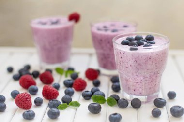 Smoothie, tatlı, yoğurt ya da taze böğürtlenli milkshake 'den oluşan sağlıklı bir kahvaltı. 