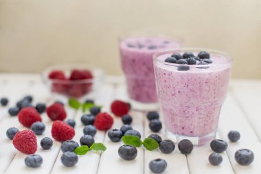 Smoothie, tatlı, yoğurt ya da taze böğürtlenli milkshake 'den oluşan sağlıklı bir kahvaltı. 
