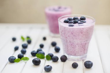 Smoothie, tatlı, yoğurt ya da taze böğürtlenli milkshake 'den oluşan sağlıklı bir kahvaltı. 