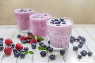 Smoothie, tatlı, yoğurt ya da taze böğürtlenli milkshake 'den oluşan sağlıklı bir kahvaltı. 
