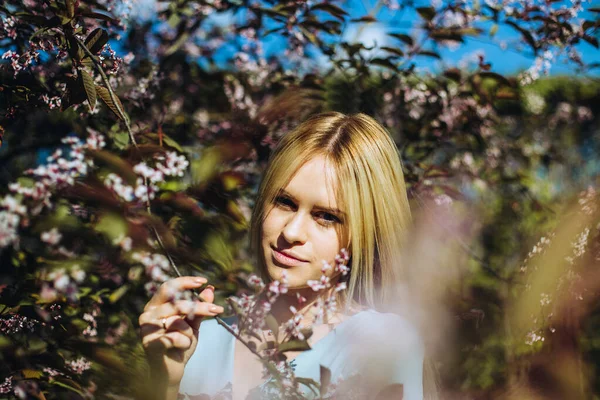 Прекрасная Весенняя Девушка Цветущем Дереве Наслаждаюсь Весной Портрет Молодой Женщины — стоковое фото