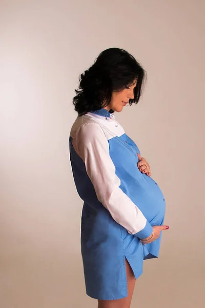 Portrait Shooting Von Jungen Schönen Schwangeren Frau Posiert Für Mutterschaft — Stockfoto