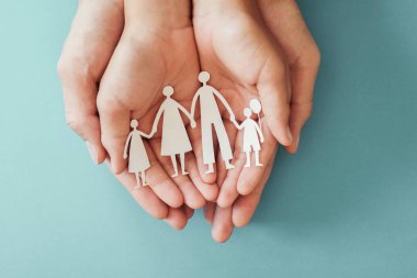 Yetişkin ve çocuk elleri kağıt aile cutout tutan, aile hom